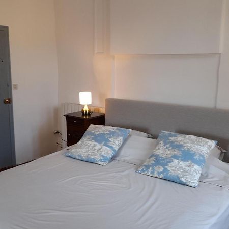 Bed and Breakfast La Tour De Pezene Андюз Номер фото